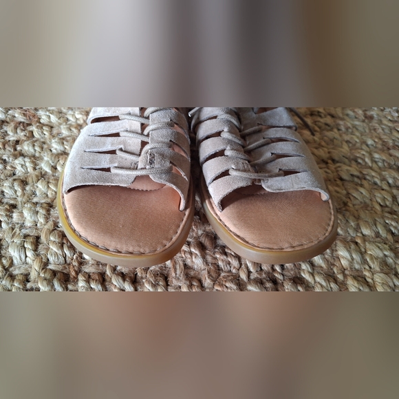 Born tan strappy sandals Sz 9 Gladiator Western Casual Boho Travel Cruise Flat - Picture 9 of 9